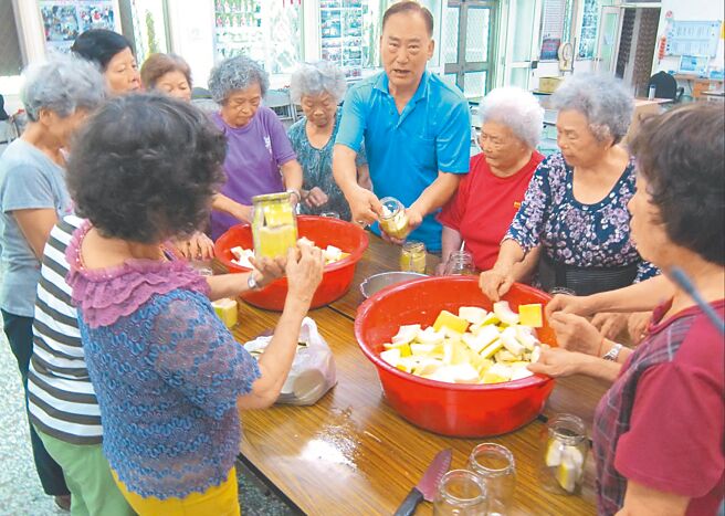 竹山镇富州社区盛产竹子，社区长辈传授制作酱笋诀窍，大家一起制作酱笋在社区实体店面展售，营收作为社区福利基金。（富州社区提供／杨静茹南投传真）