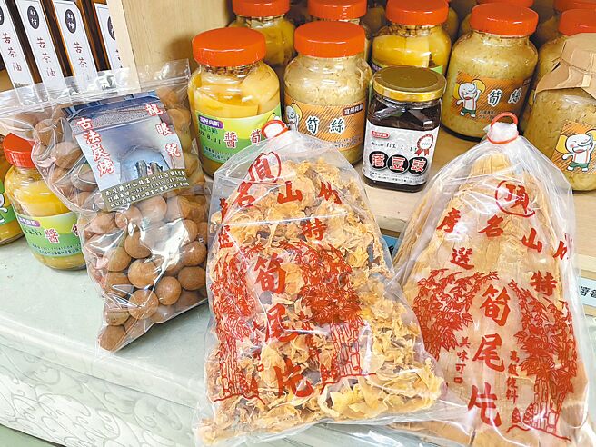鼓励长辈参与社区事务，富州社区利用长辈制作荫豆豉、酱笋、笋乾、龙眼乾、竹编童玩等，在实体店面展售，营收挹注社区福利，让社福事业能永续。（杨静茹摄）