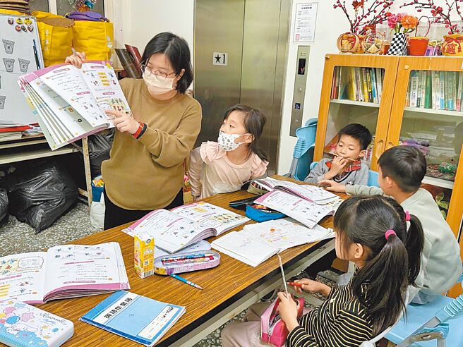 竹山镇富州社区开办儿少课后陪伴班，周一至周五接送小朋友到社区活动中心，由社工指导课业。（富州社区提供／杨静茹南投传真）