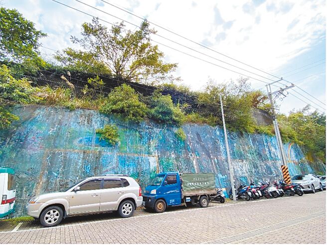 基隆多雨建築物容易發霉斑駁，中正區原民會館對面的擋土牆，斑駁布滿青苔，影響景觀。（基隆市都發處提供／徐佑昇基隆傳真）