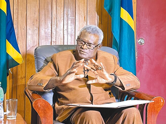 索罗门群岛于17日举行全国选举，现任亲中总理苏嘉瓦瑞于19日成功在全国选举中保住了议席。图为2023年7月苏嘉瓦瑞受访。（新华社）