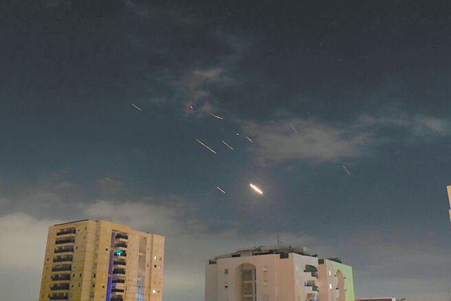 伊朗伊斯法罕于19日遭受无人机袭击后，伊朗外长艾密拉多拉安表示，尚未证明这次袭击和以色列有所关联。图为14日伊朗伊斯兰革命卫队向以色列目标发射了数十枚导弹和无人机。（新华社）