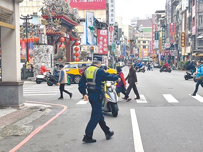 交通部统计2023年全国行人发生交通事故死伤人数计1万7660人，较2022年增加1158人，不过桃园2023年2330人，较2022年减少152人，主因在于科技执法、大力取缔奏效。（警方提供／赖佑维桃园传真）