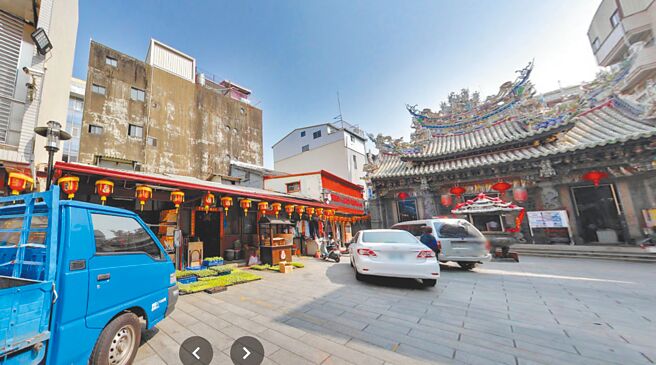 嘉義市政府去年代為標售日據時期「祭祀公業羅興喬」名下2筆緊鄰嘉義城隍廟廟埕的土地，皆由城隍廟標下，其中1筆換算每坪116萬元，寫下該區市場交易價新高。（取自google街景地圖／呂妍庭嘉義傳真）