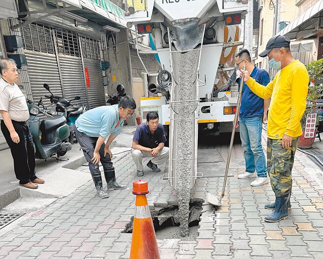 台南市北華街184巷房屋傾斜下陷案，住戶附近巷弄一度出現巨坑，建商趕緊灌漿鞏固。（北區區公所提供／程炳璋台南傳真）