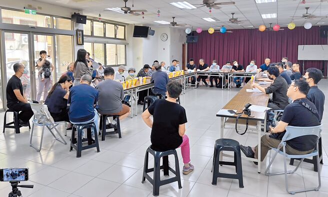 台南市北區北華街184巷房屋傾斜下陷案，建商19日召開說明會，除受災戶到場外，連附近其他住戶也來關心。（北區區公所提供／程炳璋台南傳真）