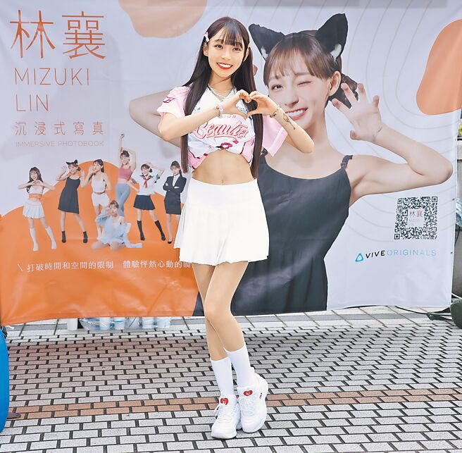 林襄20日穿粉紅色球衣展示腹肌。（羅永銘攝）