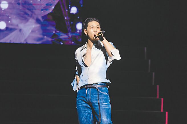 白虎20日在台性感开唱，衬衫扣子大开露出胸肌。（D-SHOW提供）