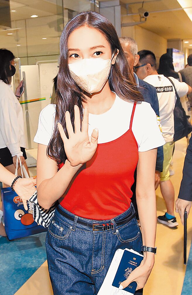 Jessica 20日抵台，亲切挥手打招呼。（范扬光摄）