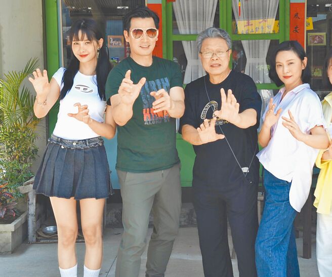 安心亞（左起）、伊正、楊烈、梁家榕20日出席開鏡儀式，聊合作趣事。（華視提供）