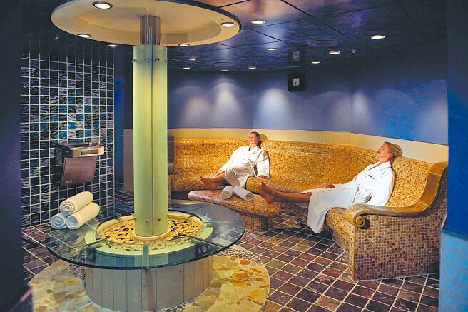 仅限成人使用的波斯花园附有高隐密性、设备完整的三温暖。（名人邮轮提供）