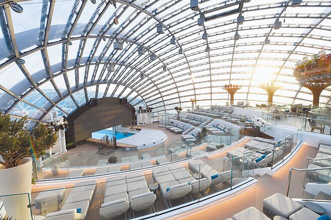 「太阳公主号」以希腊圣托里尼的露台为灵感，打造出海上首座多楼层的「玻璃穹顶空中花园」。（公主游轮提供）
