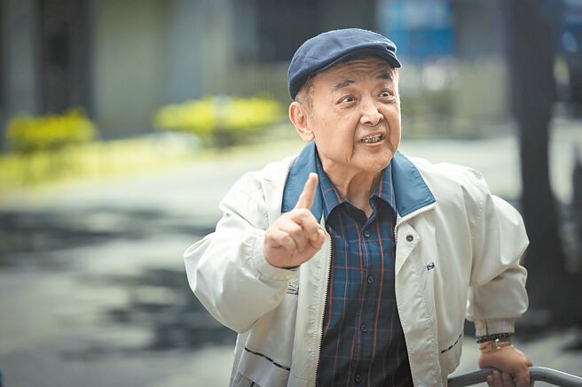 小亮哥飾演固執的獨居老人。（瀚草文創提供）