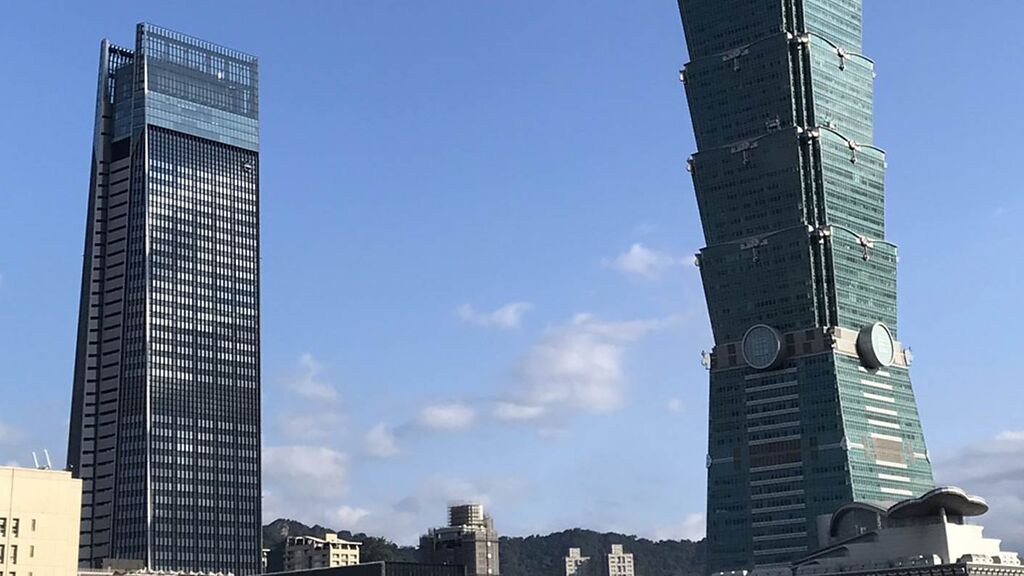 台北南山廣場（左）是少數取得「耐震標章」的指標性商辦大樓。圖／本報資料照片