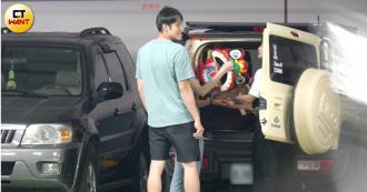 舒子晨夫妻情趣曝光　街頭舞獅尪許美中撫背齊耍寶