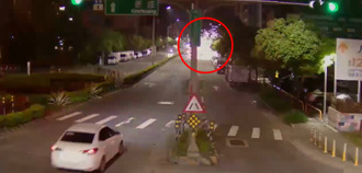 五股男深夜丟「大龍炮」炸社區！驚悚瞬間影片曝光