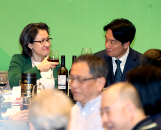 蕭美琴遭爆帶23瓶酒回台有疑點？黃暐瀚：一聽就覺得怪