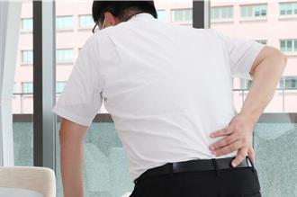 硬朗嬤撿東西突骨折 醫曝1風險：超多長者中