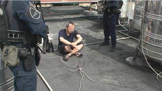 擁槍男見警上門躲水塔 槍藏冰箱！霹靂小組攻堅逮人