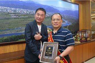 中油儀器部領班葉益青 榮獲全國模範勞工獲鍾東錦表揚