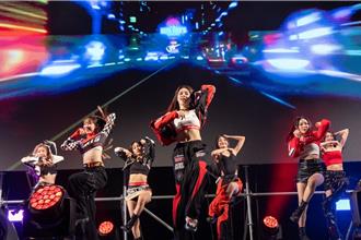 为首场签唱忌口3个月　《未来少女》日光之橙泪洒舞台