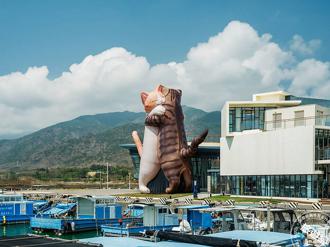 日本14米高擁抱貓咪超萌現身屏東 看海美術館成打卡新景點