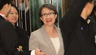 蕭美琴運酒回國疑點在這？ 卓冠廷曝23瓶總價3萬多：會繳稅