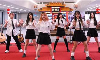 免税店企业邀年轻学子动感热舞 赴桃机与旅客同乐
