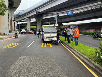 女騎士未注意車行狀況 遭右轉貨車撞上雙腳骨折