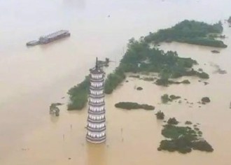 華南地區雨量破紀錄 多處民房遭洪水沒頂成水下迷宮