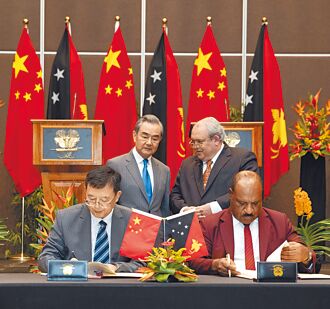 晤巴紐外長 承諾警務合作 王毅：南太島國非大國後院