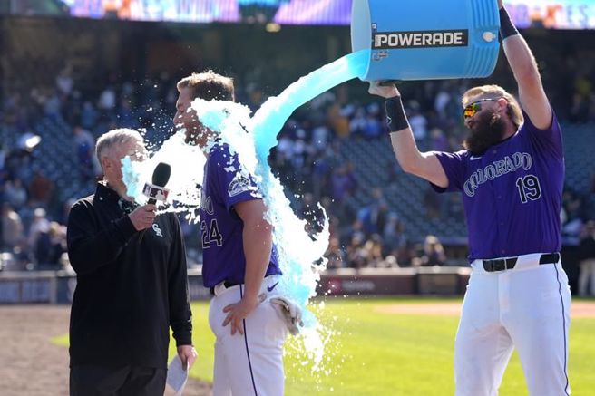 洛矶麦克曼(中)赛后被队友布莱克曼淋冰桶庆祝。（美联社）