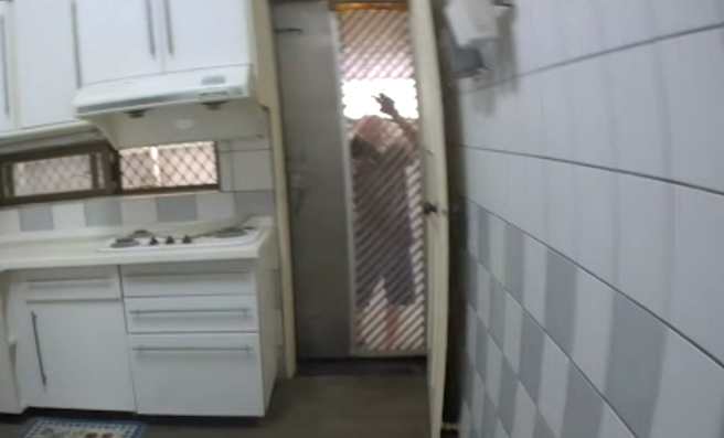 欧姓男子遭到反锁在阳台，情急之下只好大声呼喊「救命」。（翻摄画面）