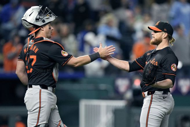 金莺捕手麦坎（左）与救援投手金柏若庆祝胜利。（美联社资料照）