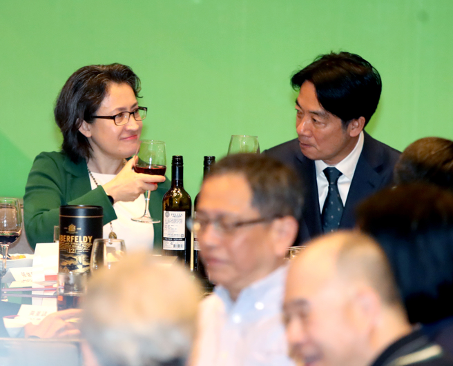 图为民进党中央党部3月27日举办春酒，准总统赖清德与准副总统萧美琴互相敬酒。（资料照,陈君玮摄）（饮酒过量，有碍健康）