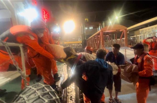 马祖海巡队派遣船艇协助将昏迷妇人送医。（马祖海巡队提供）