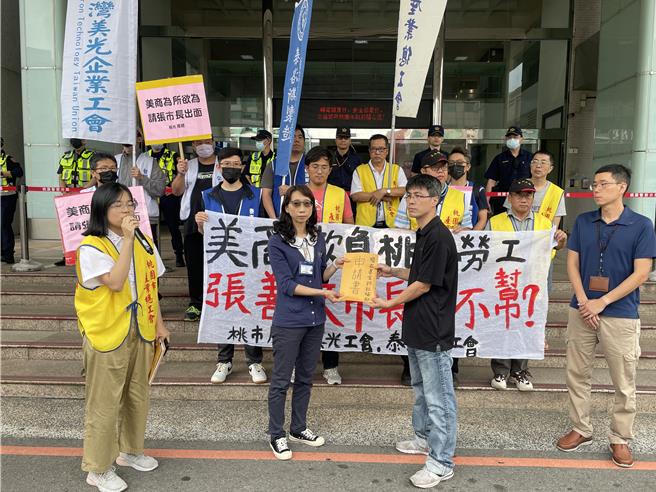 桃园市产总工会22日上午至桃园市政府门口控诉美商欺压桃园劳工。（姜霏摄）