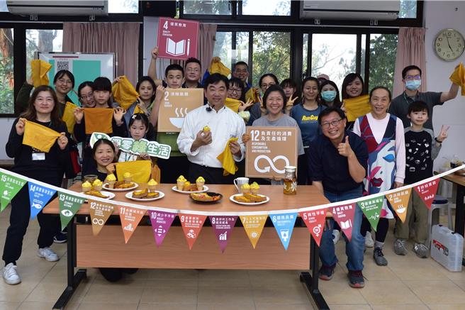 為推廣資源循環，新竹市環保局特別舉辦「綠活美學計畫－食染餐桌活動」。（新竹市政府提供／陳育賢新竹傳真）