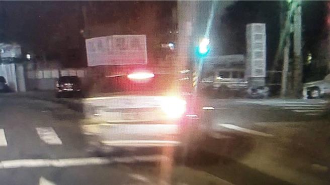 彰化警方20日深夜在彰化市金馬路二段發現1輛由謝男駕駛的銀色寶馬，謝男心虛駕車加速逃逸，員警隨即展開追捕，在和美鎮糖友一街附近將車輛攔下。（民眾提供／葉靜美彰化傳真）