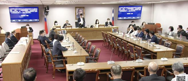 立法院审查绿版本国会改革，各党立委今持续争论，会议经1小时后，最终傅昆萁等6名蓝委提出散会动议，最终蓝委6票对上民进党的5票通过，绿党团总召柯建铭则怒呛「歷史会记下这刻」。（翻摄自国会频道）