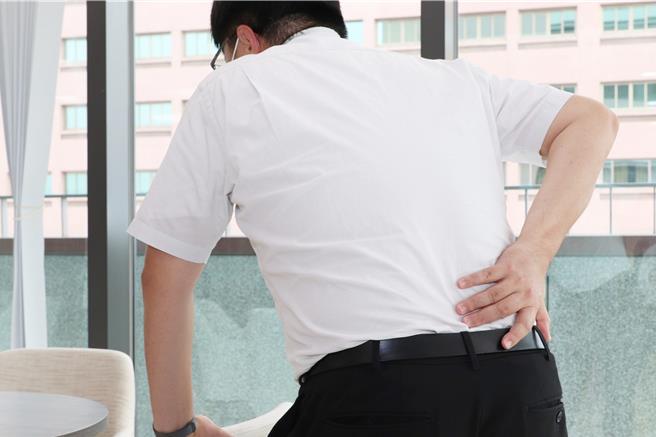 仁愛長庚合作聯盟醫院骨科部長黃贊文22日提醒，台灣將在2025年進入超高齡社會，65歲人口將超過20％；目前台灣每年約有6萬人因不慎跌倒或搬重物導致脊椎椎體產生骨質疏鬆性壓迫性骨折，未來更要注意。示意圖。（大里仁愛醫院提供／潘虹恩台中傳真）