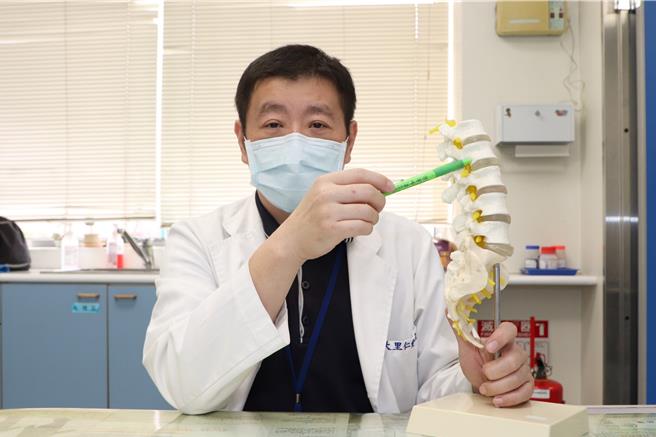 仁愛長庚合作聯盟醫院脊椎中心醫師陳宗成22日指出，骨質疏鬆性壓迫性骨折常出現在中老年以上族群，好發的部位是胸椎第11、12節和腰椎第1、2節交界處，手術治療方法以「微創低溫骨水泥灌注椎體成型手術」為主。（大里仁愛醫院提供／潘虹恩台中傳真）
