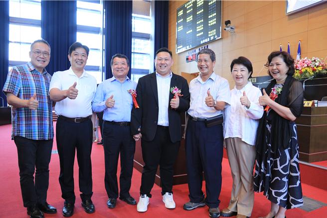 當選台中市第15選區議員的吳建德，今天上午宣誓就職。（林欣儀攝）