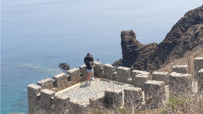 不敌峭崖风化？澎湖七美龙埕观景台因花莲震后裂痕扩大，目前已封锁禁止进入。（许逸民摄）