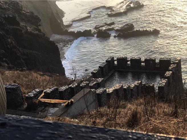 不敌峭崖风化？澎湖七美龙埕观景台因花莲震后裂痕扩大，澎管处在年初拉起封锁线，禁止进入。（洪先生提供／许逸民澎湖传真）