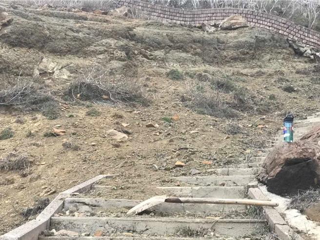 不敌峭崖风化？澎湖七美龙埕观景台因花莲震后裂痕扩大外，本月初步道又疑因花莲地震和接连余震影响而有土石滑落。（洪先生提供／许逸民澎湖传真）