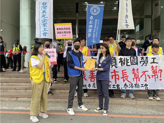 桃園市產總工會22日上午至桃園市政府門口控訴美商欺壓桃園勞工。（姜霏攝）