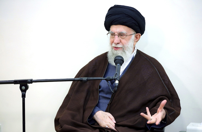 伊朗最高领袖哈米尼（Ayatollah Ali Khamenei）21日称，伊朗击中多少以色列目标等讨论是次要的，最重要的是伊朗及军队在国际舞台上登场。（资料照／美联社）