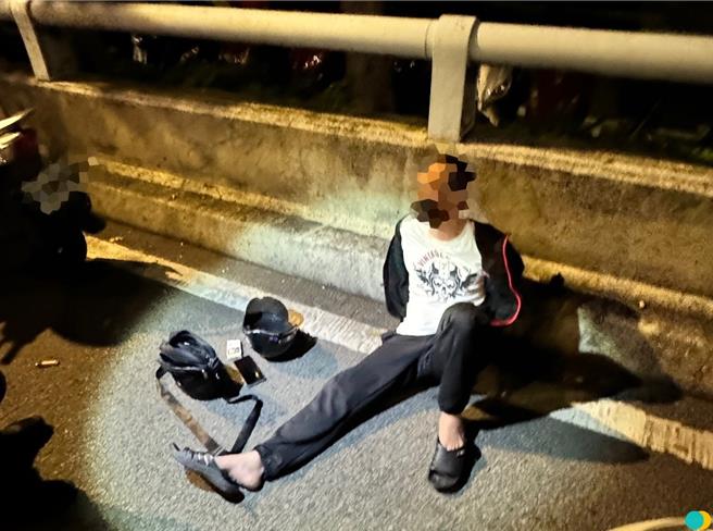 三峡警方在华江桥拦下抢嫌李姓男子。（警方提供）