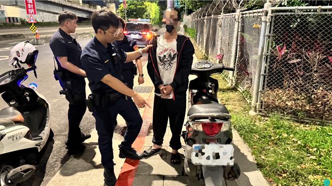 三峡警方在华江桥拦下抢嫌李姓男子。（警方提供）